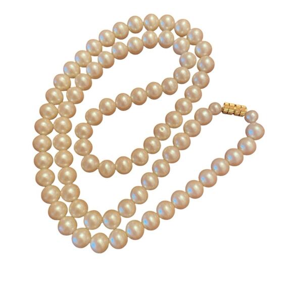 Womens Vintage Faux Pearl Necklace with a Gold tone barrel clasp Classy - Picture 2 of 4